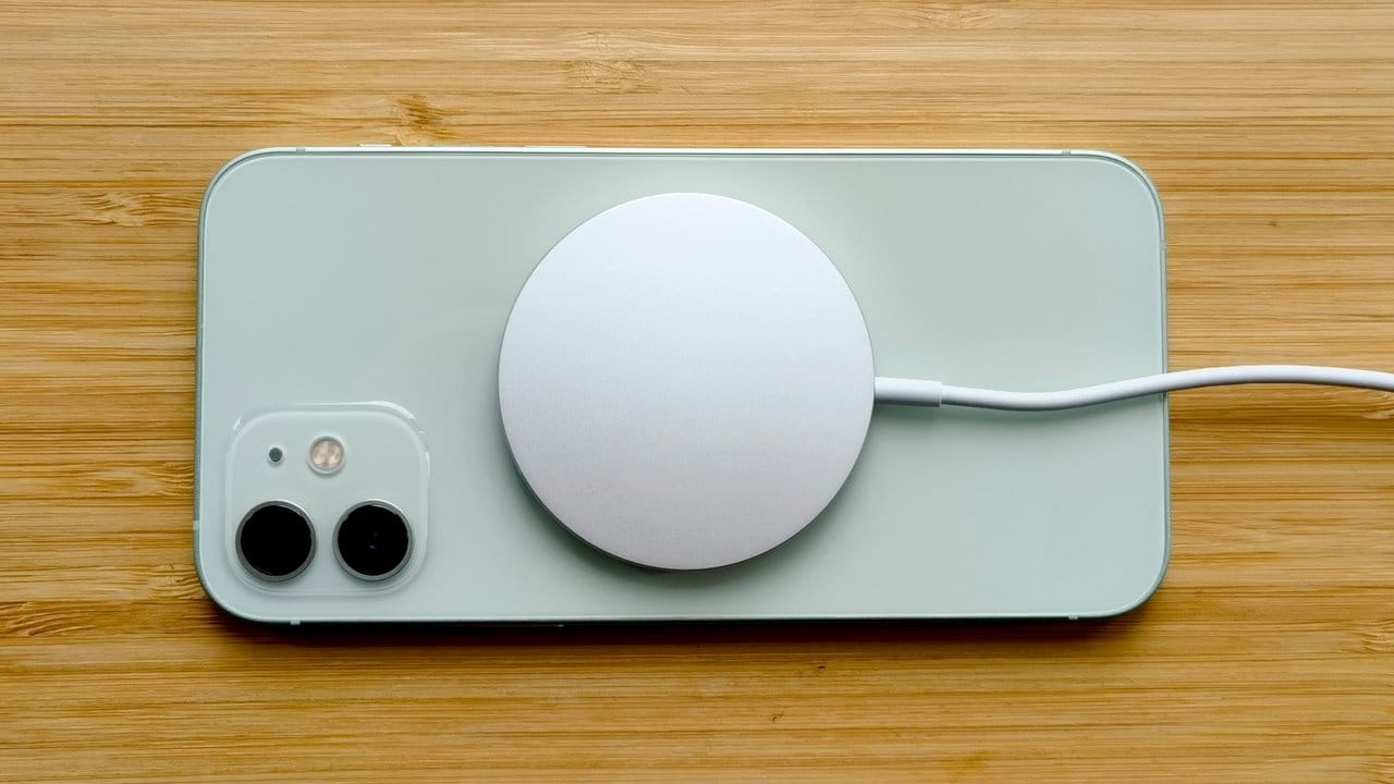 Das kreisrunde Drahtlos-Ladesystem Magsafe wird am Rücken des iPhone 12 magnetisch in der perfekten Ladeposition gehalten.