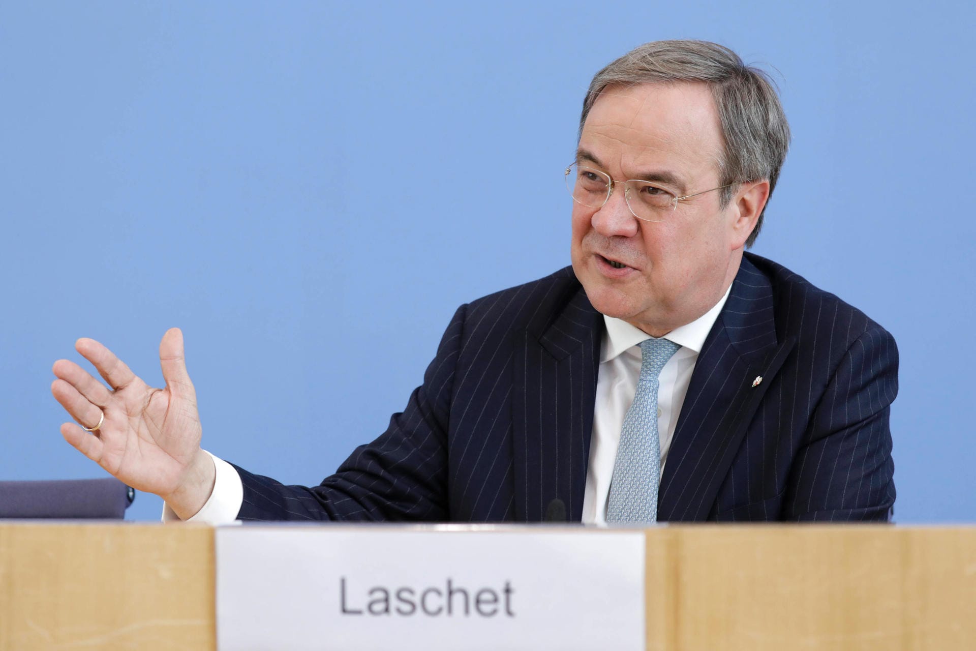 2010 wurde Armin Laschet Mitglied des Landtags Nordrhein-Westfalen, 2012 dann Vorsitzender des CDU-Landesverbandes Nordrhein-Westfalen und stellvertretender Vorsitzender der CDU. 2013 bis 2017 war er zudem Vorsitzender der CDU-Landtagsfraktion in Nordrhein-Westfalen.
