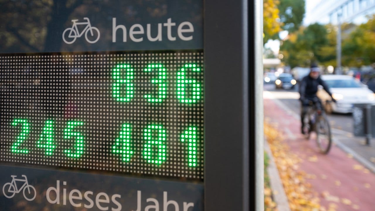 Ein Fahrradfahrer fährt an einer Fahrradmessstation der Stadt Stuttgart vorbei.