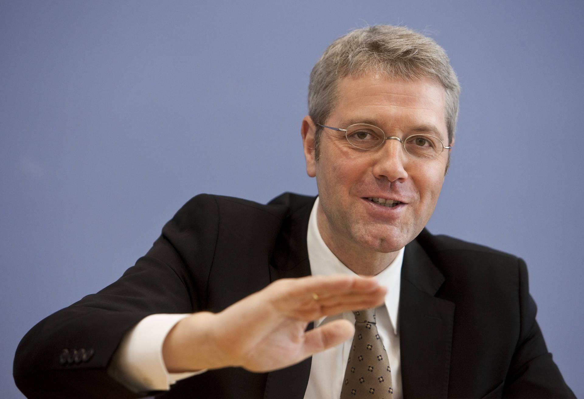 2010 bis Juni 2012 war Röttgen Vorsitzender des CDU-Landesverbandes Nordrhein-Westfalen, von November 2010 bis Dezember 2012 war er zudem stellvertretender Bundesvorsitzender der CDU Deutschlands.