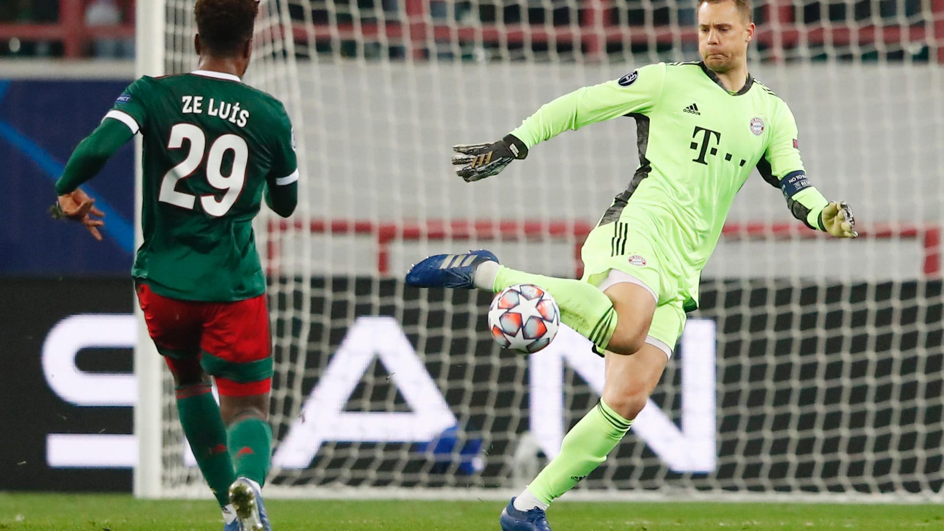 Manuel Neuer: "Normal ist das nicht, was der da macht, dass er so einen Ball abfängt." Meinte Ex-Kollege und Neu-Experte Sandro Wagner bei DAZN, als der Weltmeister gegen Lok-Stürmer Zé Luis weit aus seinem Tor kam. In der hektischen Schlussphase musste der 34-Jährige seine Vorderleute ein ums andere Mal ermahnen. Note 3