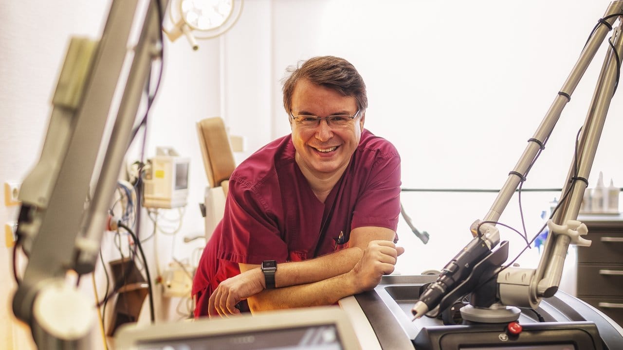 Klaus Hoffmann ist Dermatologe und leitet das Zentrum für Lasermedizin an der Uni-Hautklinik Bochum.
