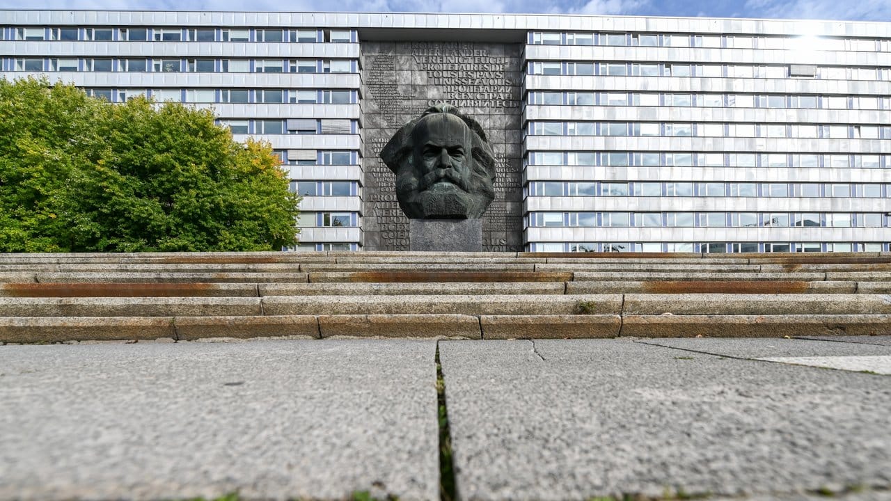 Blick auf das Karl-Marx-Monument im Zentrum von Chemnitz.