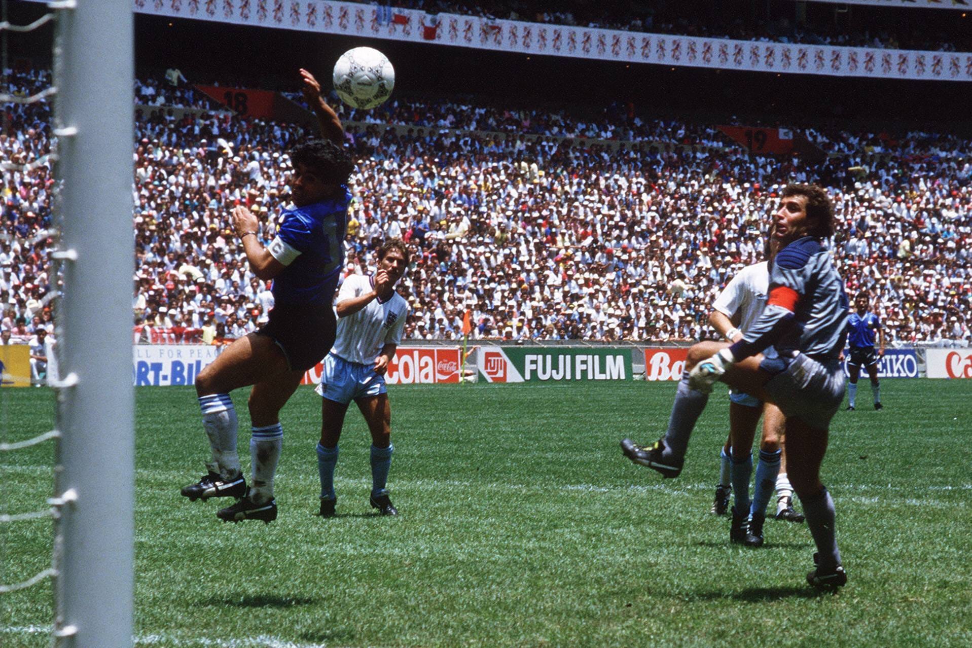 Die wohl bekannteste Szene aus Maradonas Karriere stammt aus dem WM-Viertelfinale 1986 am 22. Juni, als der 1,65 Meter große Argentinier den Ball mit der Hand an Englands Torwart Peter Shilton vorbei ins Gehäuse bugsierte. Letztendlich...