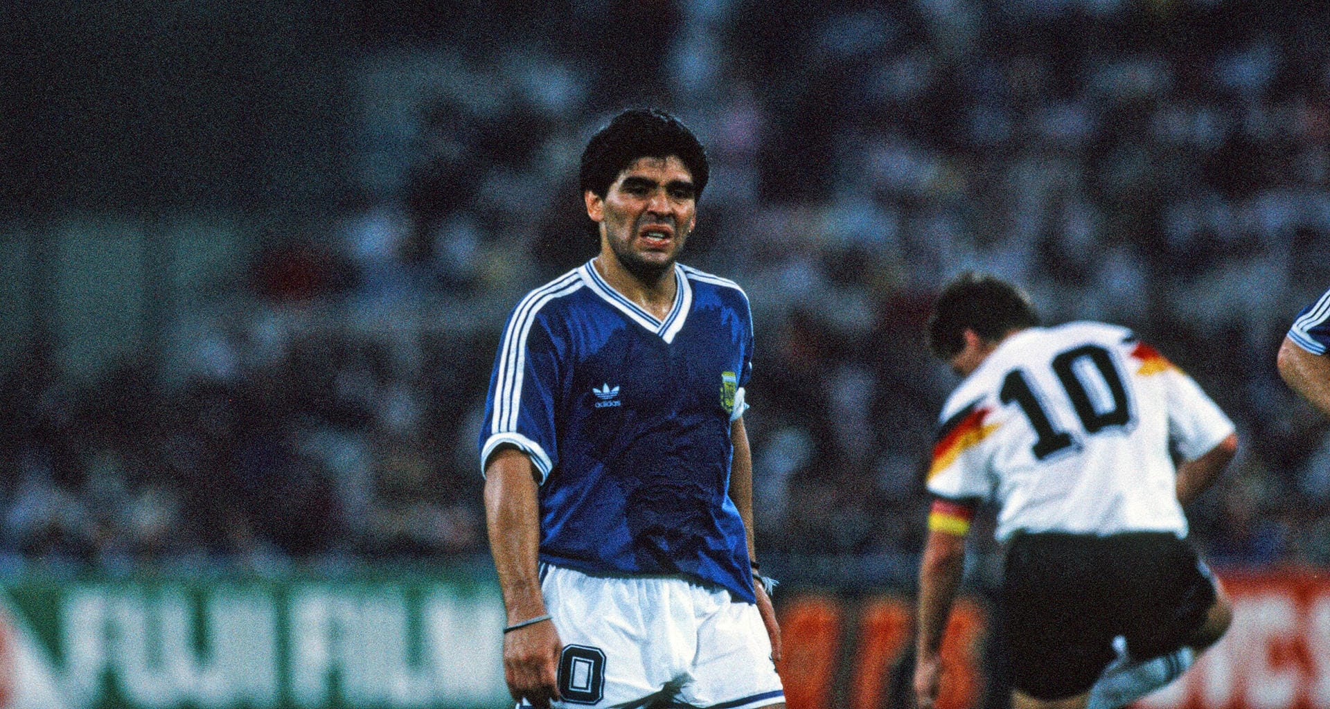 ... Rom erlebte Maradona am 8. Juli 1990 dann eine seiner größten Niederlagen. In der Revanche des vorangegangenen WM-Endspiels unterliegt er mit seinen Argentiniern dem DFB-Team nach Andreas Brehmes legendärem Elfmetertor mit 0:1.