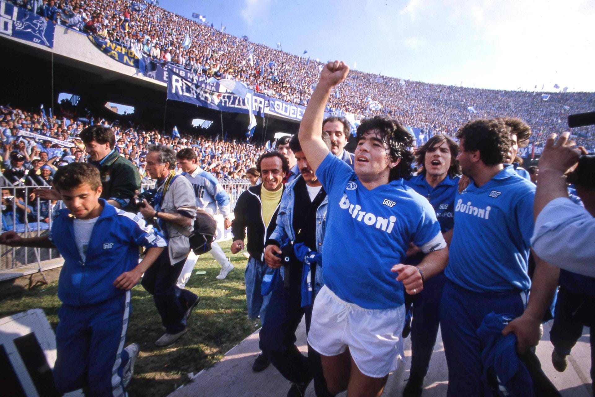 Ein Jahr nach dem WM-Pokal holt er den zweiten Titel, der seine Karriere bis zum heutigen Tag definierte: die italienische Meisterschaft mit seinem Klub SSC Neapel. Es ist der erste "Scudetto", den Napoli gewinnt. Wie bei der WM ist Maradona die überragende Figur. Nach dem Titelgewinn...