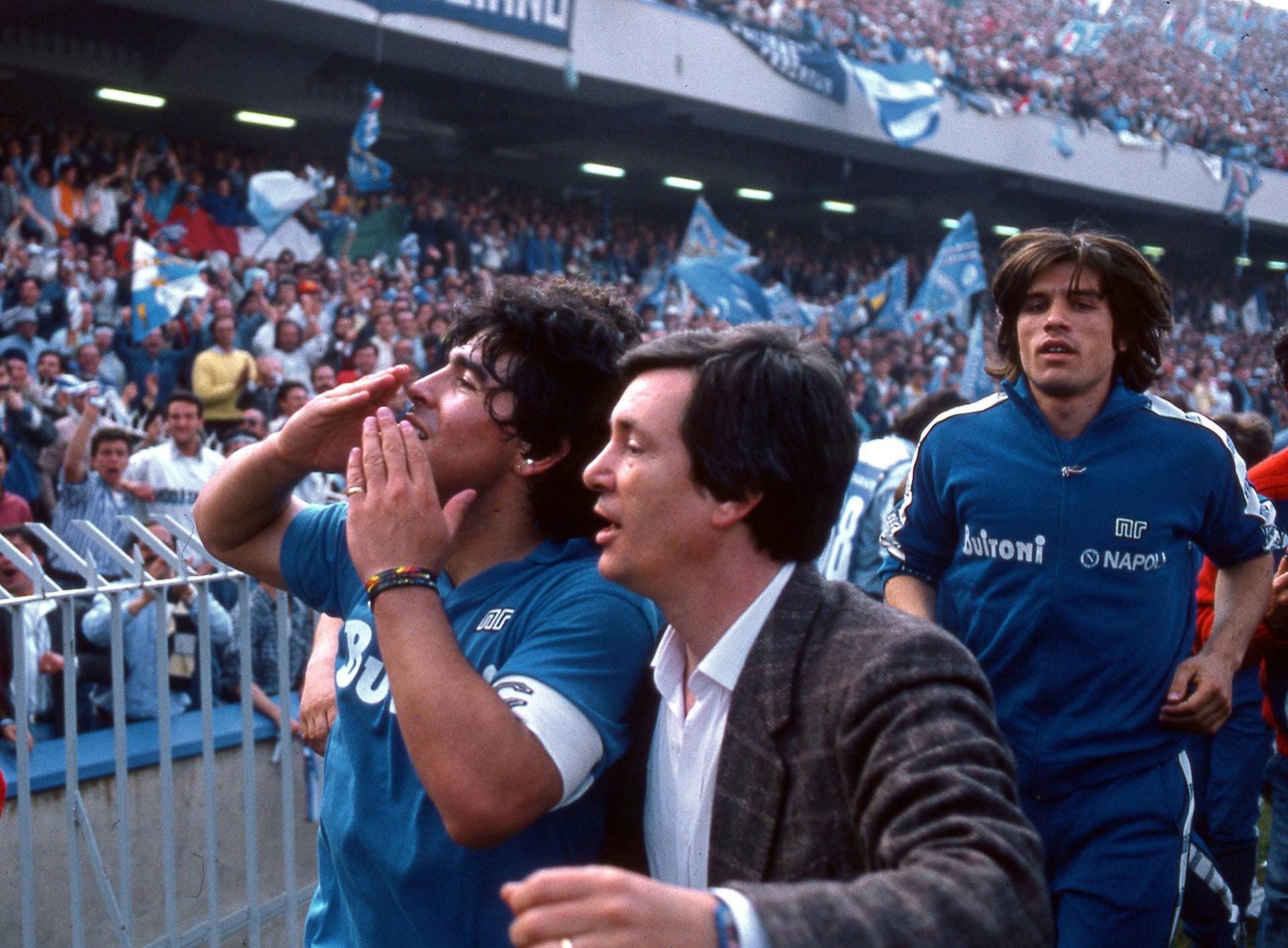 ... kennt die Begeisterung in der süditalienischen Metropole kaum Grenzen. Maradona ist der König der Stadt und wird in Neapel bis zum heutigen Tag wie ein Heiliger verehrt. Insgesamt spielt er von 1984 bis 1991 bei den Hellblauen und gewinnt mit dem Klub eine weitere Meisterschaft sowie den Uefa-Pokal. Einige hundert Kilometer nördlich in...
