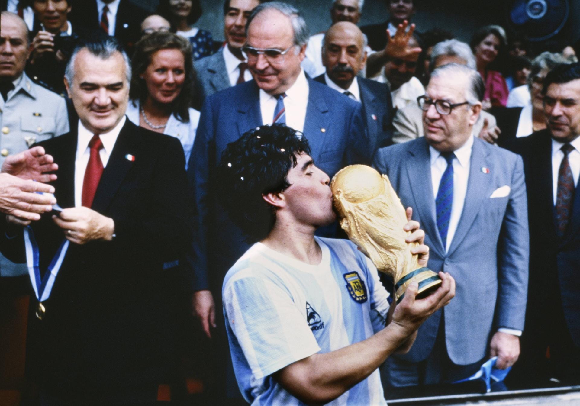 Am 29. Juni 1986 ist Maradona auf dem Gipfel seiner Karriere angekommen: Nach einem 3:2-Finalsieg gegen Deutschland reckt er den WM-Pokal ist die Höhe. In vielen Zeitungen wird später stehen, dass er Argentinien diesen Titel quasi im Alleingang gesichert hat.