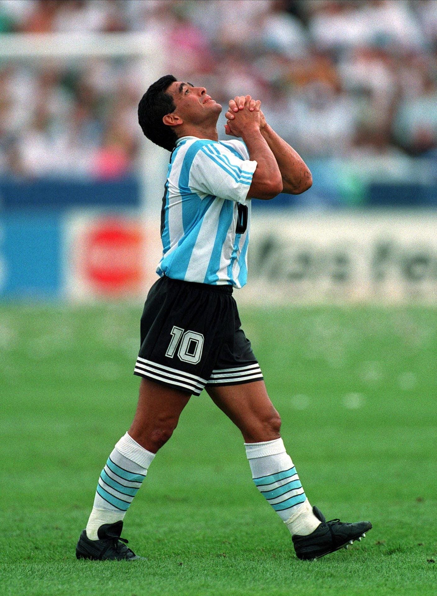 Im Juli 1994 erlebte Maradona dann eine seiner schwersten Stunden. Nach einem positiven Dopingtest wird er nach Argentiniens 2:1 im WM-Vorrundenspiel gegen Nigeria vom Turnier ausgeschlossen, nachdem zuvor verbotene Substanzen in seinem Urin nachgewiesen wurden. Es folgt eine...