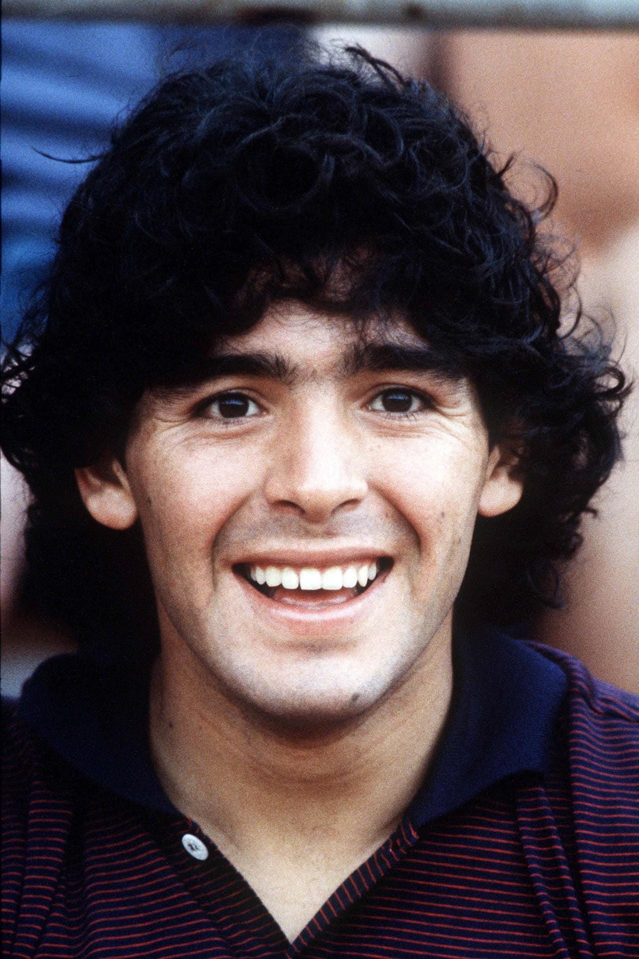 Nachdem er bereits mit 15 Jahren in der ersten argentinischen Liga debütierte, wechselte der in Lanus geborene Diego Armando Maradona 1981 zu den Boca Juniors – dem Klub, der bis heute als die ganz große Liebe des Exzentrikers gilt. Gleich in seinem ersten Pflichtspiel erzielte er beim 4:2-Sieg gegen Talleres de Cordoba zwei Tore. Der Beginn einer einzigartigen Beziehung. Maradona wird mit Boca direkt argentinischer Meister...