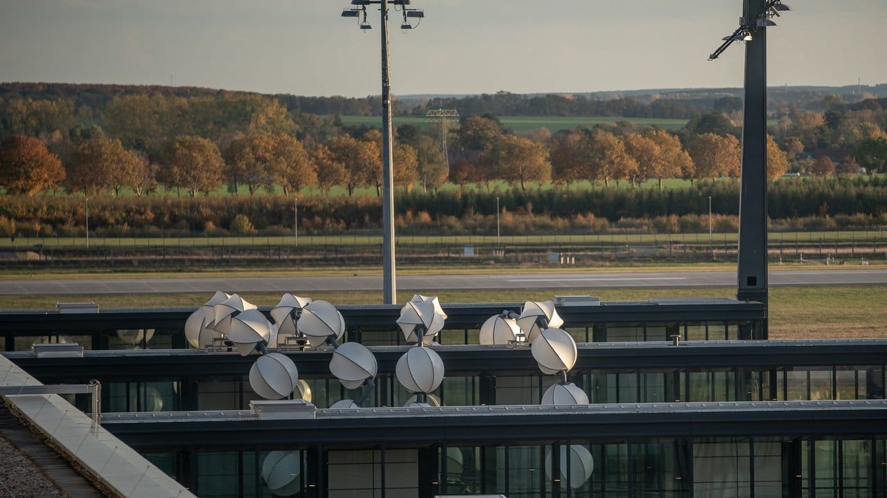 Das Objekt "Gadget" des Künstlers Olaf Nicolai vor Terminal 1 des Flughafens Berlin Brandenburg.