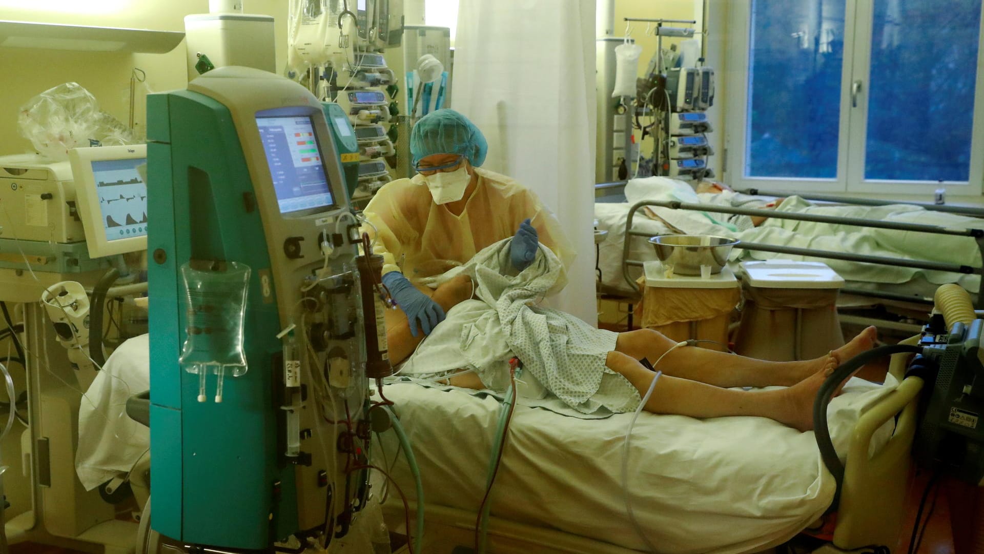 Die Zahl der Corona-Infizierten steigt stetig, auch auf den Berliner Intensivstationen. Im Gemeinschaftskrankenhaus Havelhöhe kämpfen Pfleger und Pflegerinnen Tag für Tag um das Überleben von Covid-19-Patienten.