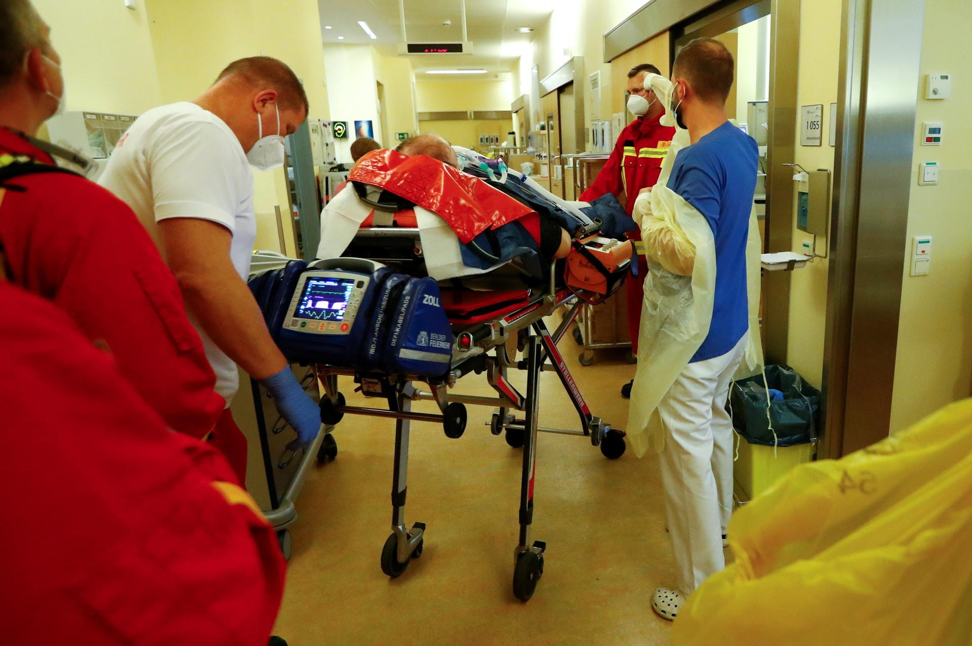 Rettungskräfte bringen einen Covid-19-Patienten ins Krankenhaus.
