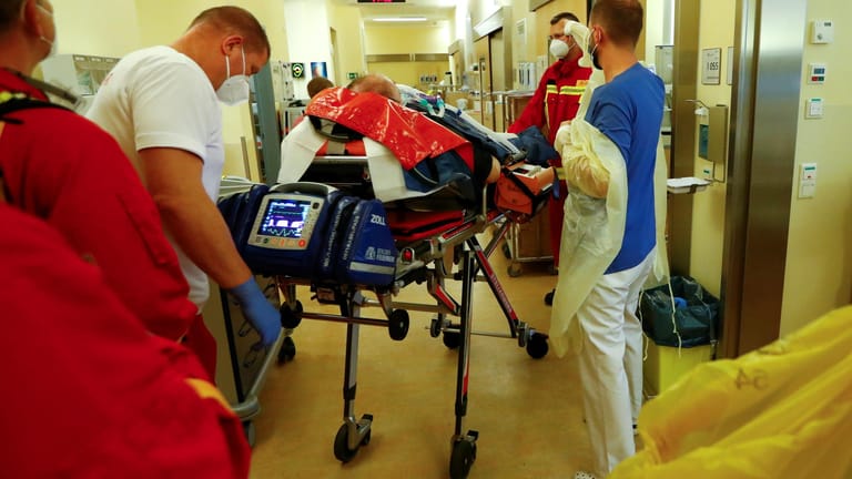 Rettungskräfte bringen einen Covid-19-Patienten ins Krankenhaus.
