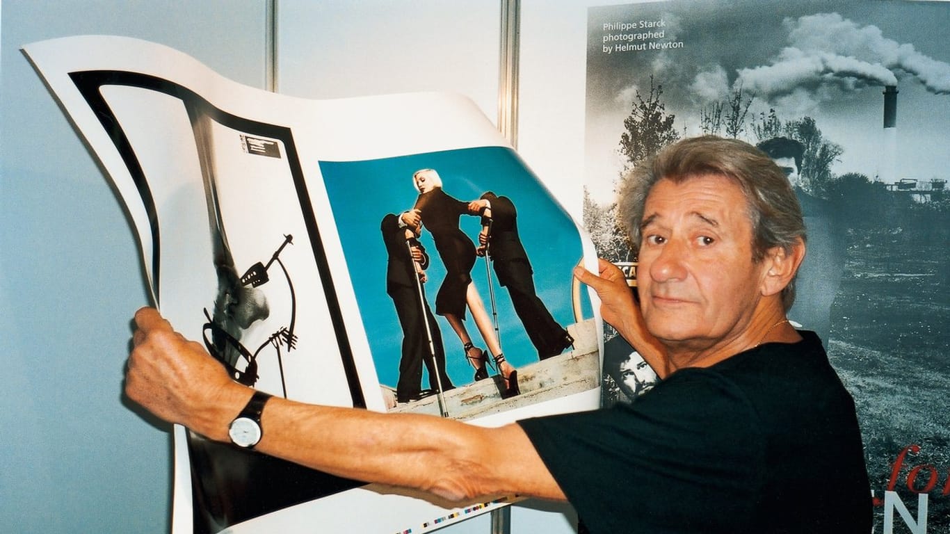 Helmut Newton prüft einen Druckbogen während der Frankfurter Buchmesse, 1999.