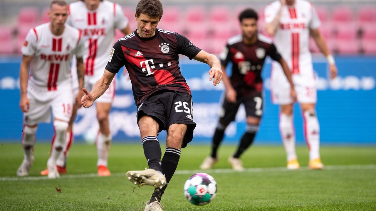 Bayerns Thomas Müller trifft per Strafstoß zur 1:0-Führung in Köln.