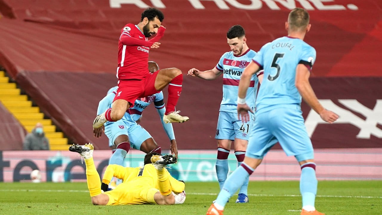 West Ham Uniteds Torwart Lukasz Fabianski(unten) kommt vor Liverpools Mohamed Salah an den Ball.