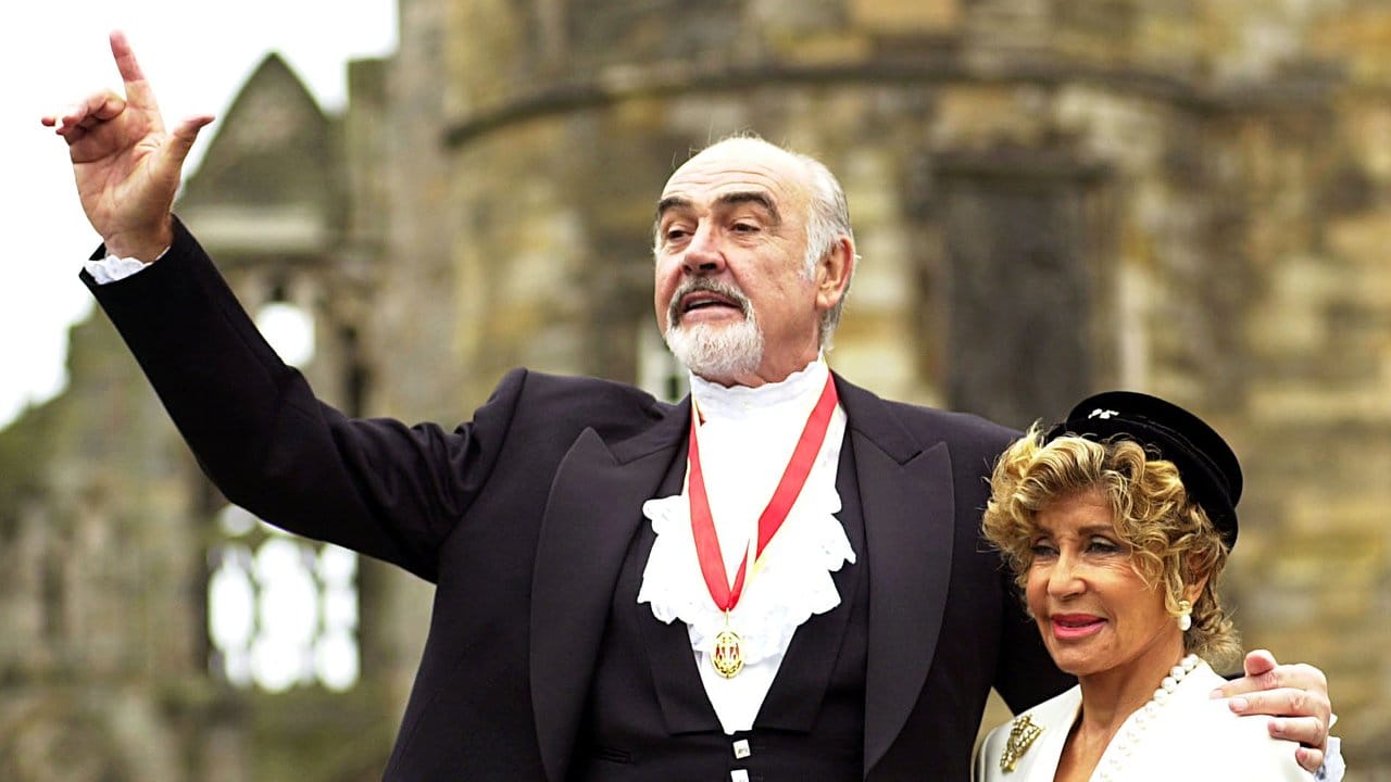 Sir Sean Connery mit seiner Frau Micheline, nachdem er von der Queen im Palace of Holyroodhouse in Edinburgh förmlich zum Ritter geschlagen wurde. Sir Sean Connery mit seiner Frau Micheline, nachdem er von der Queen im Palace of Holyroodhouse in Edinburgh förmlich zum Ritter geschlagen wurde.