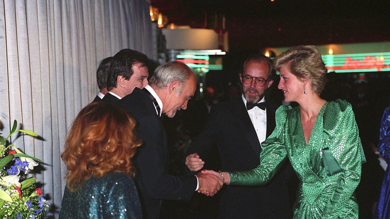 Lady Diana begrüßt Sean Connery vor der Premiere seines Films "Die Jagd nach dem roten Oktober" (1990). Lady Diana begrüßt Sean Connery vor der Premiere seines Films "Die Jagd nach dem roten Oktober" (1990).