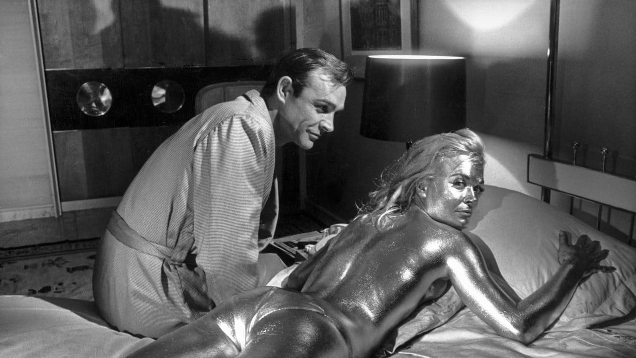 Sean Connery und Shirley Eaton bei den Dreharbeiten zum James-Bond-Film "Goldfinger" (1964). Sean Connery und Shirley Eaton bei den Dreharbeiten zum James-Bond-Film "Goldfinger" (1964).