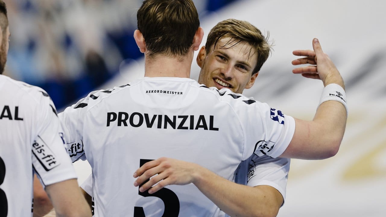 Kiels Sander Sagosen (l) und Rune Dahmke umarmen sich nach dem Heimsieg gegen Minden. Kiels Sander Sagosen (l) und Rune Dahmke umarmen sich nach dem Heimsieg gegen Minden.