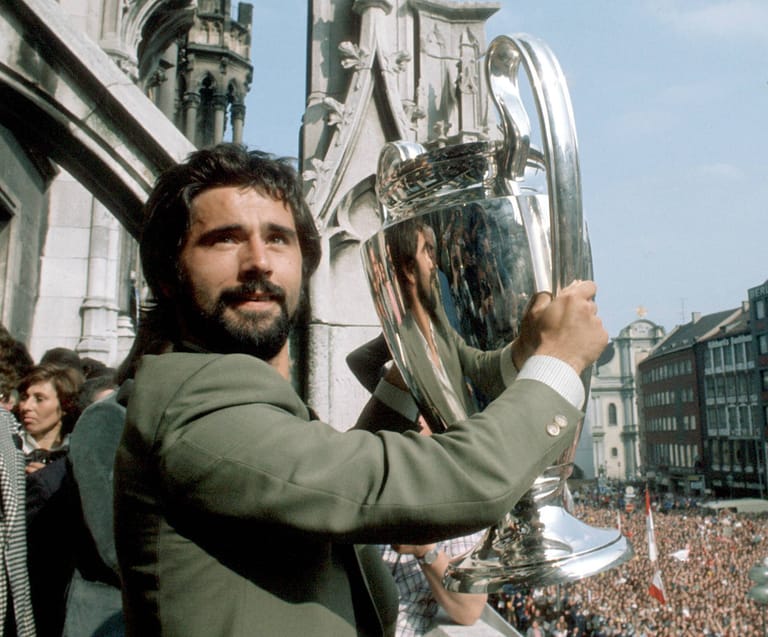 Müller mauserte sich zu einem der größten Titelsammler der deutschen Fußballgeschichte. 1974, 1975 und 1976 holte er mit dem FC Bayern sogar den Europapokal der Landesmeister.