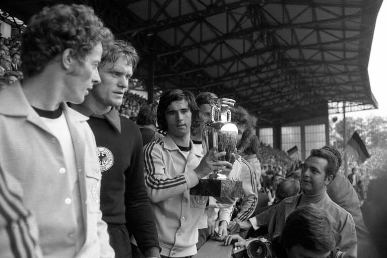 Und auch mit der deutschen Nationalmannschaft war Müller überaus erfolgreich. Er gehörte unter anderem zum Europameister-Kader von 1972, den man noch heute als wohl beste DFB-Elf aller Zeiten bezeichnet.
