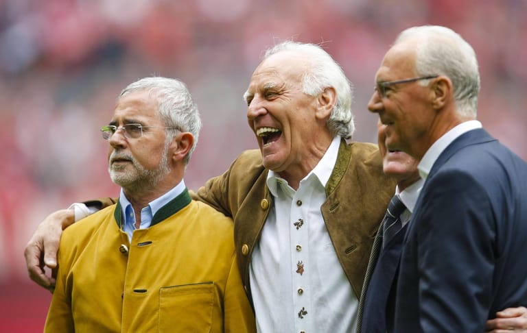 Außerdem war er natürlich regelmäßig bei Treffen der alten Bayern-Granden (hier neben Franz "Bulle" Roth und Franz Beckenbauer)...