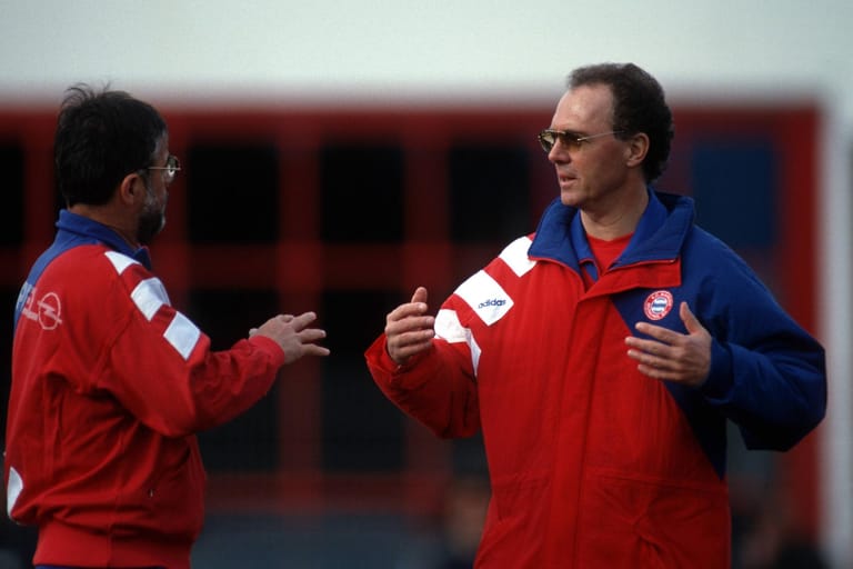 Danach ging es zurück zum FC Bayern – und zwar ins Trainerteam. Dabei assistierte er auch seinem Freund Franz Beckenbauer (r.) in dessen Zeit als Cheftrainer.