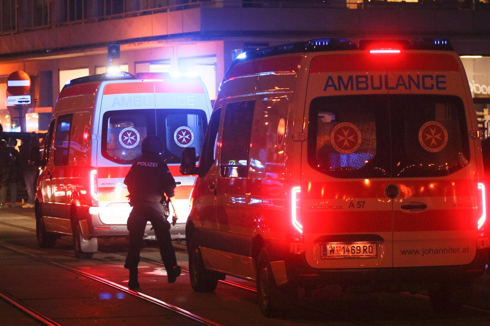 Alle verfügbaren Rettungskräfte waren in der Wiener Innenstadt im Einsatz: Ein erschossener Täter war nach Angaben der Behörden ein IS-Anhänger.