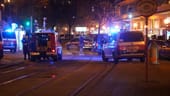 Nach Angaben der Polizei sind an sechs Tatorten in der Wiener Innenstadt Schüsse gefallen: Unter anderem der Schwedenplatz wurde abgeriegelt.