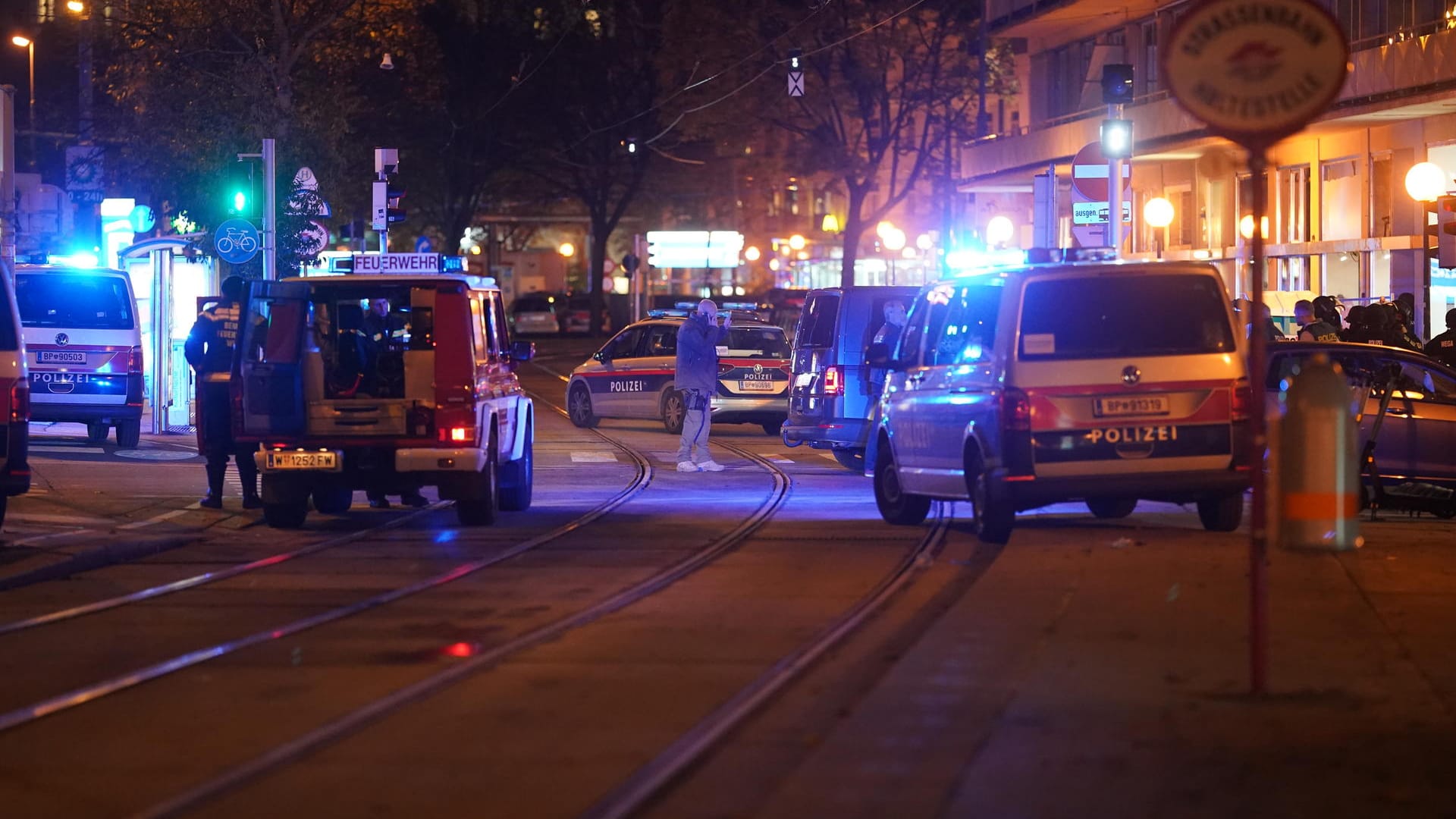 Nach Angaben der Polizei sind an sechs Tatorten in der Wiener Innenstadt Schüsse gefallen: Unter anderem der Schwedenplatz wurde abgeriegelt.