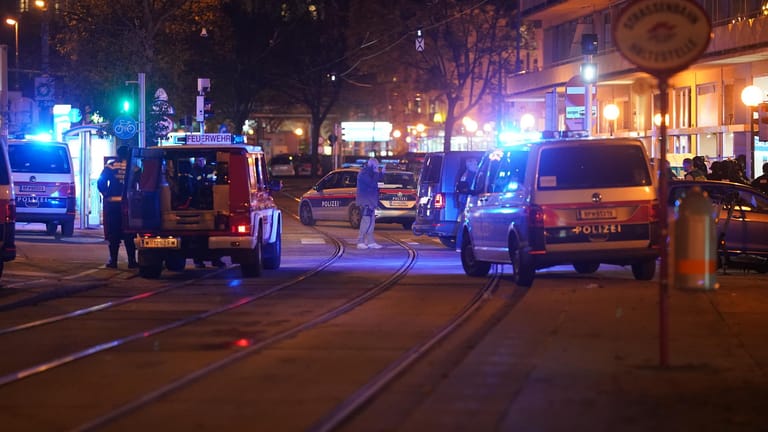 Nach Angaben der Polizei sind an sechs Tatorten in der Wiener Innenstadt Schüsse gefallen: Unter anderem der Schwedenplatz wurde abgeriegelt.