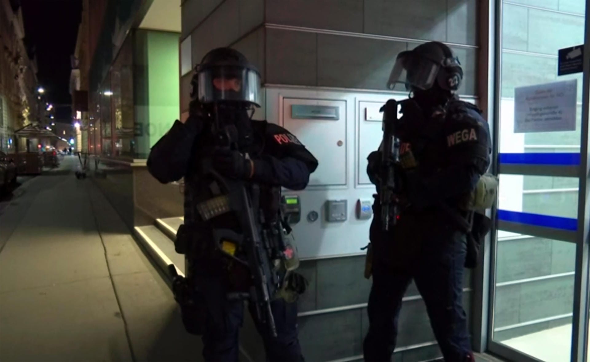 Polizisten sichern einen Hauseingang in der Wiener Innenstadt: Kanzler Kurz sprach von einem "widerwärtigen Terroranschlag".