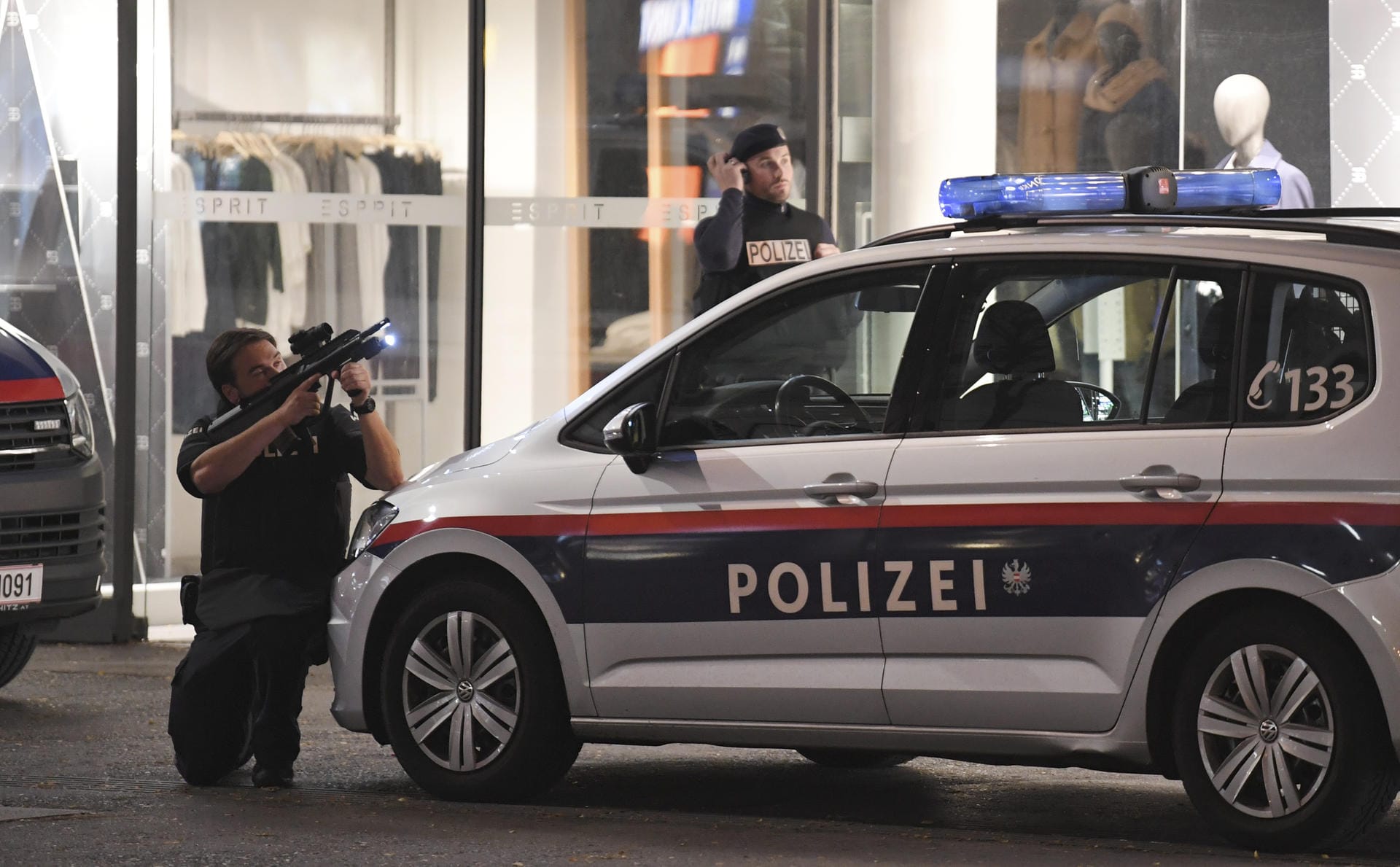 Ein Polizist beim Einsatz in Wien: In der österreichischen Hauptstadt hat es einen Terroranschlag gegeben.