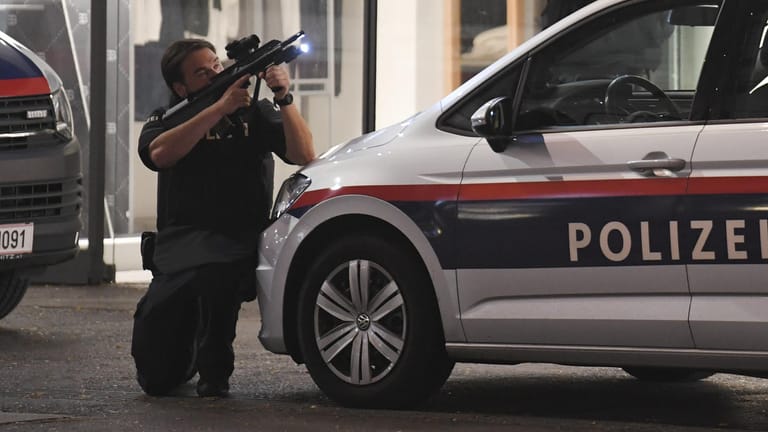 Ein Polizist beim Einsatz in Wien: In der österreichischen Hauptstadt hat es einen Terroranschlag gegeben.