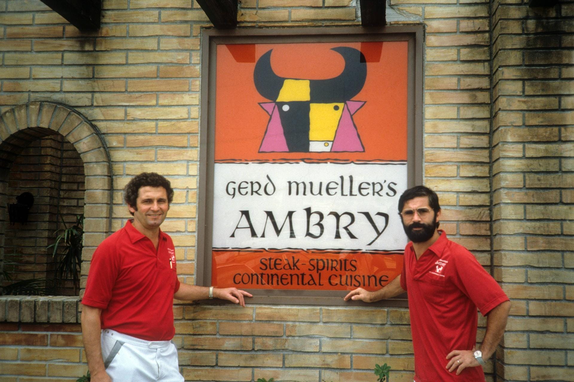 Gemeinsam mit einem befreundeten deutschen Ehepaar übernahm Müller in Fort Lauderdale das Steakhouse "The Ambry", welches später zu "Gerd Mueller’s Ambry" wurde. Doch das Geschäft lief nicht gut. Auch mit seiner Rolle als prominenter Gastgeber fremdelte Müller und verfiel dem Alkohol.