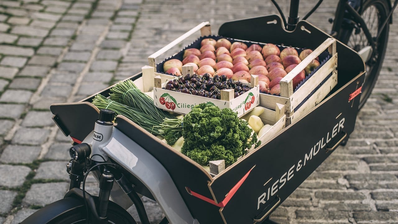 Obst und Gemüse kistenweise möglich: Je nach Modell dürfen Lastenräder mit Ladung und Fahrer insgesamt bis zu 250 Kilo wiegen.