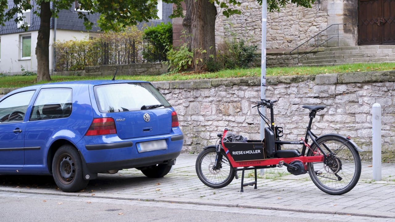 Platzbedarf: Ein Lastenrad schafft ordentlich was weg, ist aber auch etwas größer und unanhandlicher als ein normaler Drahtesel.