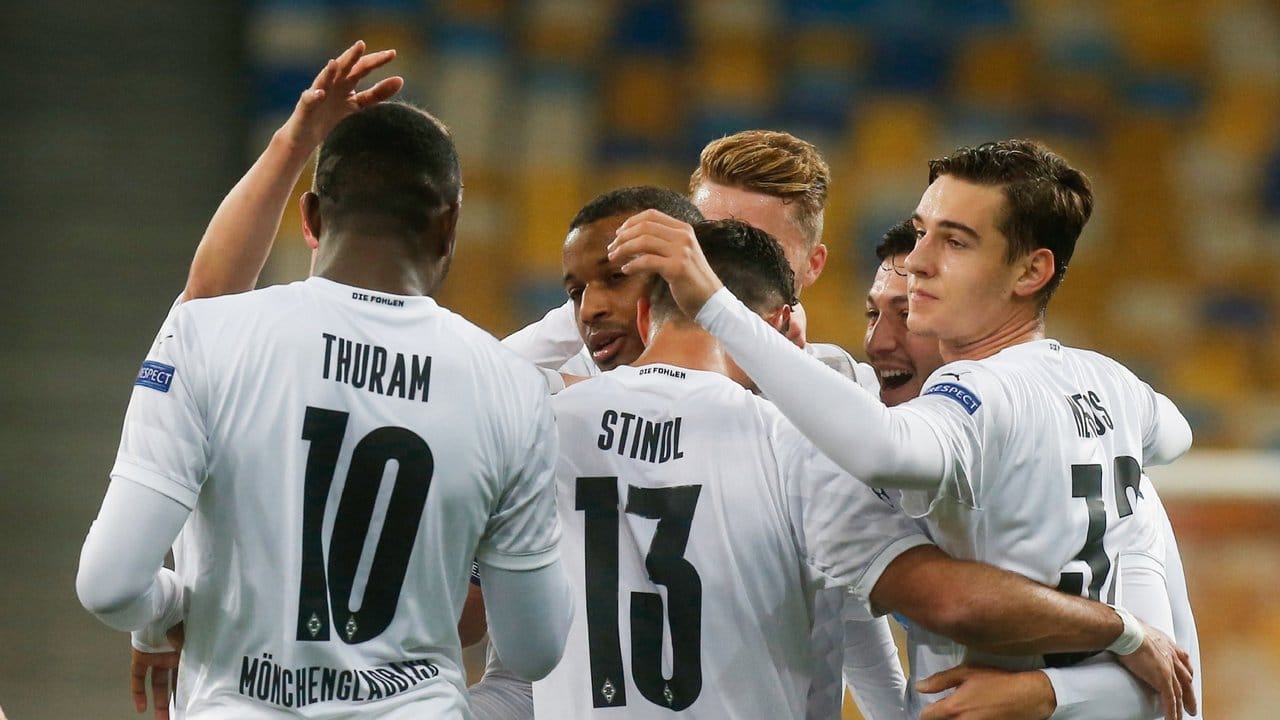 Die Spieler von Borussia Mönchengladbach feiern den Treffer von Alassane Plea (2.