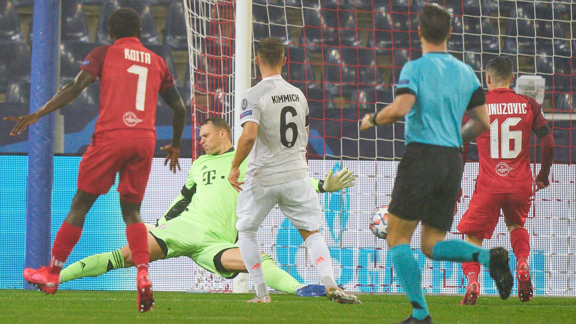 Manuel Neuer: Ein gewohnt, guter Tag des deutschen Toptorwarts. Während seine Abwehrreihe vor ihm wackelte, hielt er alles fest, was es festzuhalten gab – bis auf das Gegentor in der vierten Minute. Note: 2