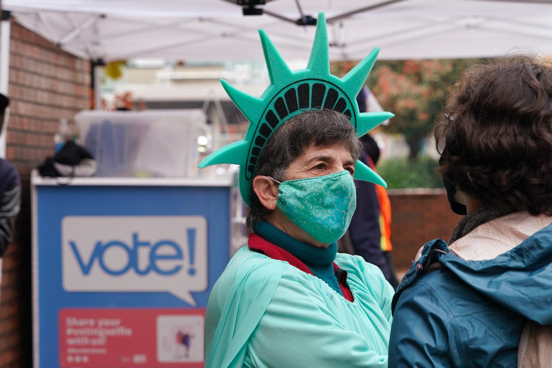 US-Wahl 2020: Eine Wählerin in Seattle hat sich als Lady Liberty verkleidet.