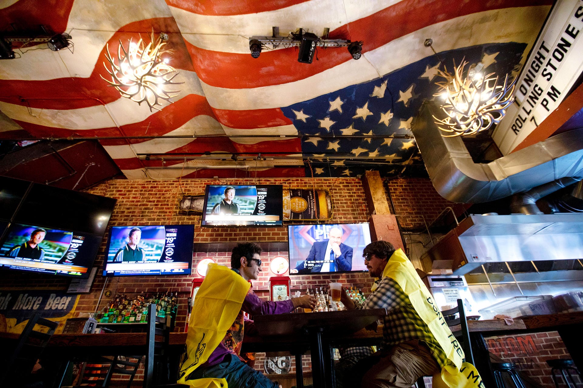 US-Wahl 2020: Zwei Wähler gönnen sich ein Bier in Colorado. Der 3. November war ein historischer Tag für das Land.