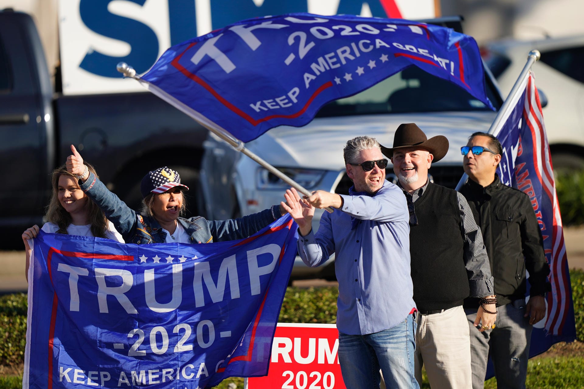 US-Wahl 2020: Trump-Anhänger lassen Flaggen in Texas wehen. Der Amtsinhaber setzte nach einem beispiellosen Wahlkampf trotzdem auf Sieg.
