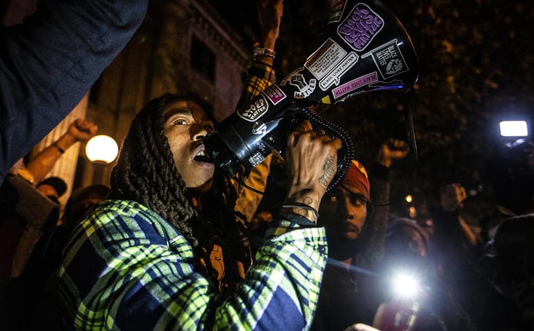 US-Wahl 2020: "Black Lives Matter"-Aktivisten demonstrieren vor einem Wahllokal im Bundesstaat North Carolina. Am Wahltag kam es im ganzen Land zu vereinzelten Protesten.