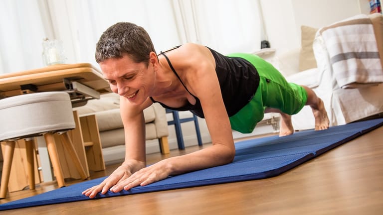Beim Unterarmstütz (Plank) wird der ganze Körper gekräftigt.