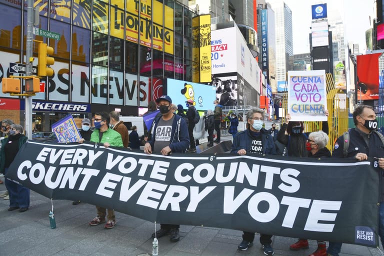US-Wahl 2020: Menschen demonstrieren auf dem Times Square in New York.