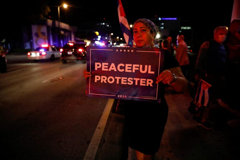 US-Wahl 2020: Eine Frau in Florida hält ein Schild hoch, auf dem "Friedlicher Demonstrant" steht. Florida ist einer der wichtigsten Staaten im Rennen um das Weiße Haus.
