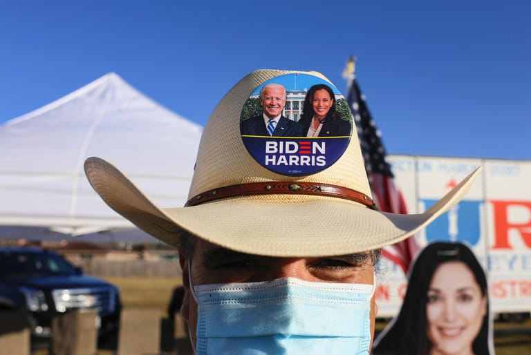 Brownsville in Texas: Wahlkampf bis zu letzten Minute betreibt dieser Wähler mit einem einem Biden-Harris-Button an seinem Hut.