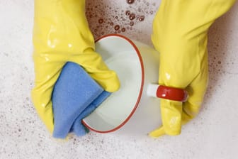 Geschirr abwaschen: Benutzen Sie Handschuhe, wenn Ihre Haut empfindlich ist.
